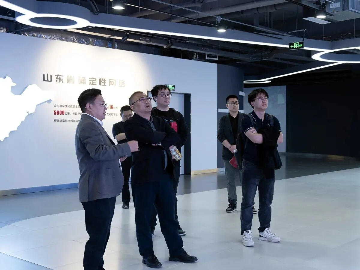 华胜天成与未来互联举行高层会谈 共探“人工智能+确定性网络”融合发展新路径